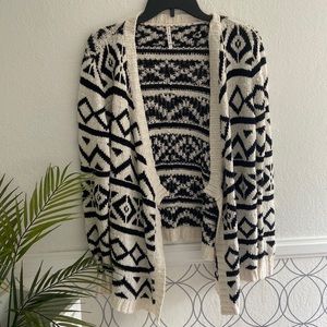 🎊Black and White Geo Print Sweater